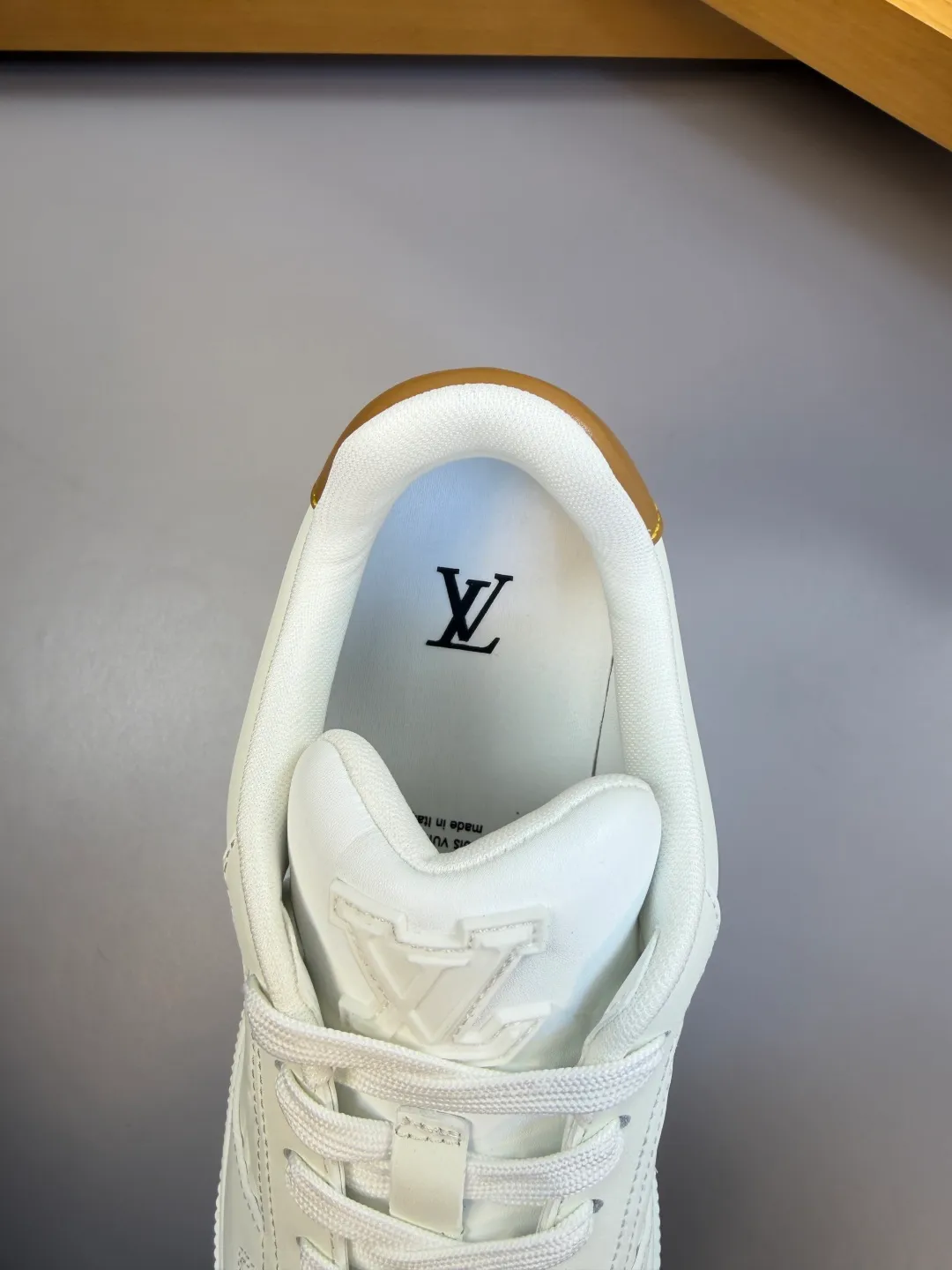 [L Home] Top P: 740💰 Size: 39-44 (customized for 38.45) 2026🆕 Lv new men's high-end original casual sports sneakers Upper: 🔝Nappa calfskin. Air-pressured brand totem, toe box, heel. Air-pressured brand logo, tongue. Sewn brand plastic module Lining: Brand canvas Outsole: Ultra-light TPR rubber; Molded outsole Super high quality control and fine workmanship.
